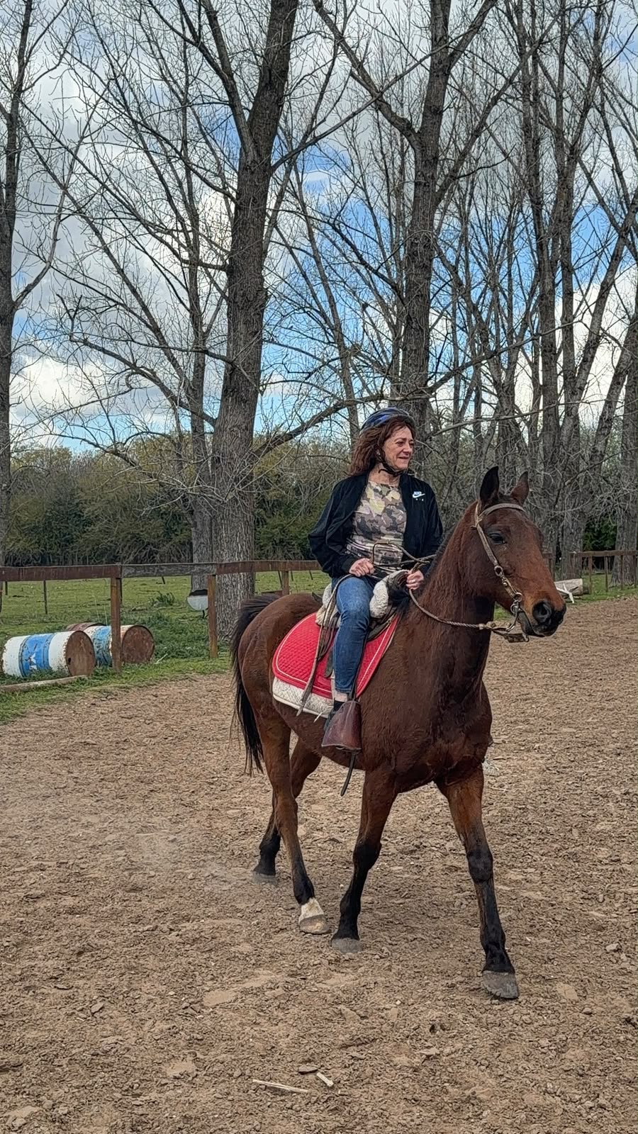 Confite montado en la pista del haras