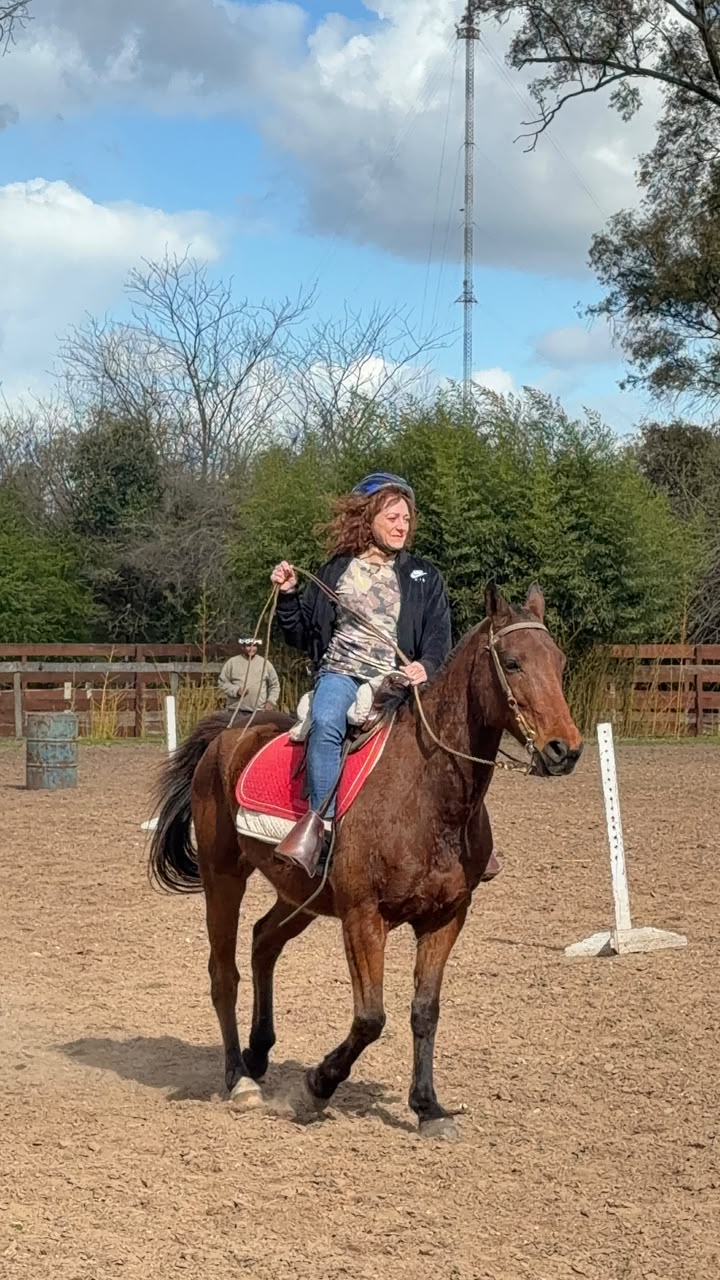 Alumna durante una clase de equitación